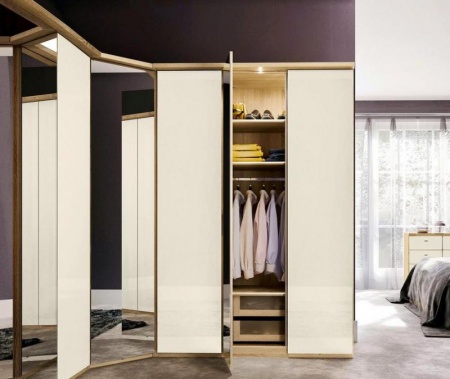 Optimiser un dressing sur mesure demande de bien choisir entre rangements ouverts et portes coulissantes &agrave; Angers